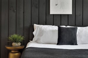 4 عدّة غرف نوم ومكتب ومكواة/لوح كي وسرير سفر