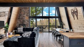 Smart TV, chimenea, futbolito y oficina