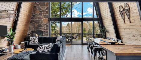 Smart TV, chimenea, futbolito y oficina