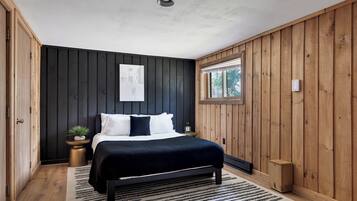 4 bedrooms, desk, iron/ironing board, travel crib