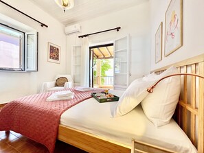 4 habitaciones, tabla de planchar con plancha y cuna de viaje 