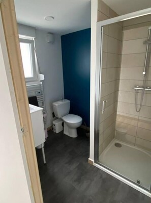 Haartrockner, Handtücher, Toilettenpapier