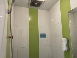 Standard Single Room | Bathroom | Shower, towels
