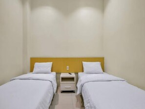 Deluxe Twin Room | Desk, laptop workspace, free WiFi, bed sheets - Capital O 93285 Residence Hotel Syariah (Medan)