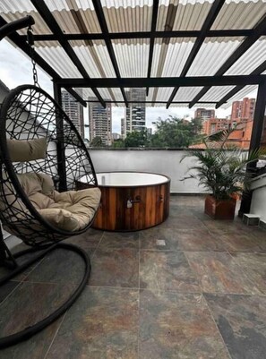 Outdoor spa tub - Ático con Jacuzzi en el Parque Lleras (Medellín)