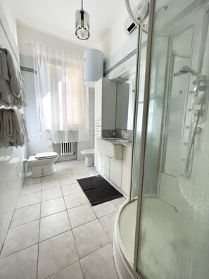Shower, hair dryer, bidet, towels - Apartment Stella: Strategic location located between Florence, Vinci, Pisa and Livorno (Spicchio-Sovigliana)