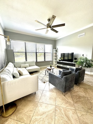 Living area - Centrally located in heart of Naples cozy & spacious modern townhouse (Naples)