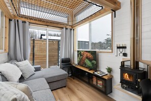 Smart TV, fireplace - Mini Muskoka Getaway (Huntsville)