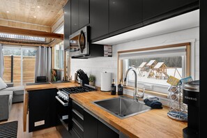 Fridge, microwave, oven, stovetop - Mini Muskoka Getaway (Huntsville)