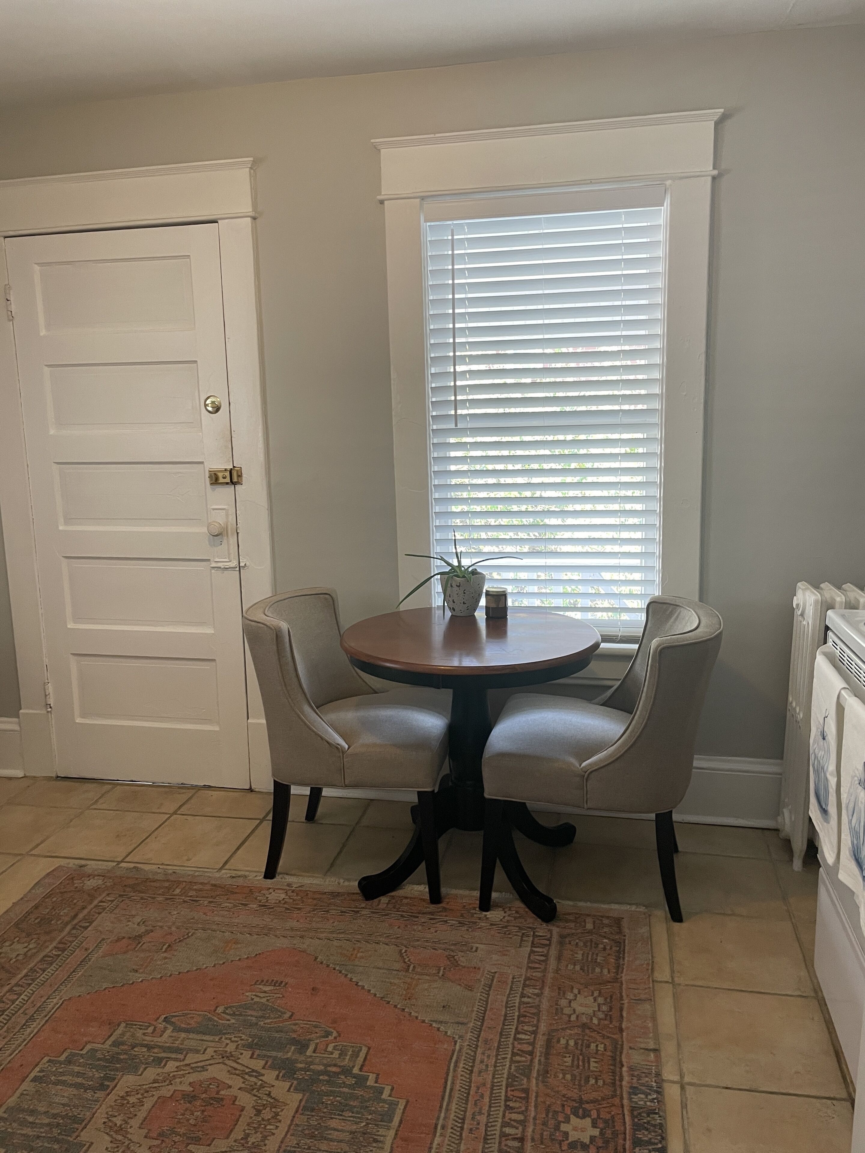 Cozy upstairs apartment in the heart of South Roanoke. 