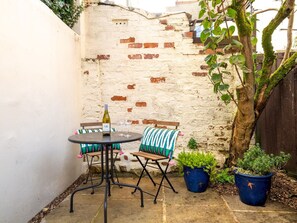 Outdoor dining - Quarry Cottage Courtyard Garden - Pass the Keys (Gloucester)