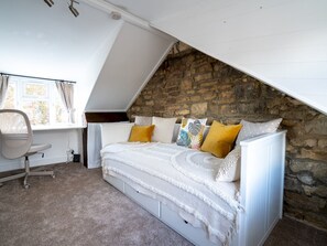 3 bedrooms, iron/ironing board, free WiFi, bed sheets - Quarry Cottage Courtyard Garden - Pass the Keys (Gloucester)