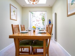 Dining - Quarry Cottage Courtyard Garden - Pass the Keys (Gloucester)