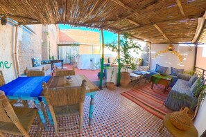 Outdoor dining - Charmant Riad Chez Francis a Cote Palais Bahia (MARRAKECH)