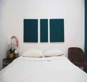Deluxe Double Room | Desk, laptop workspace, bed sheets - OYO 93311 Pesona Orange Homestay (Padang)