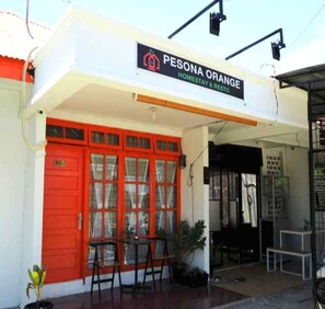 Front of property - OYO 93311 Pesona Orange Homestay (Padang)