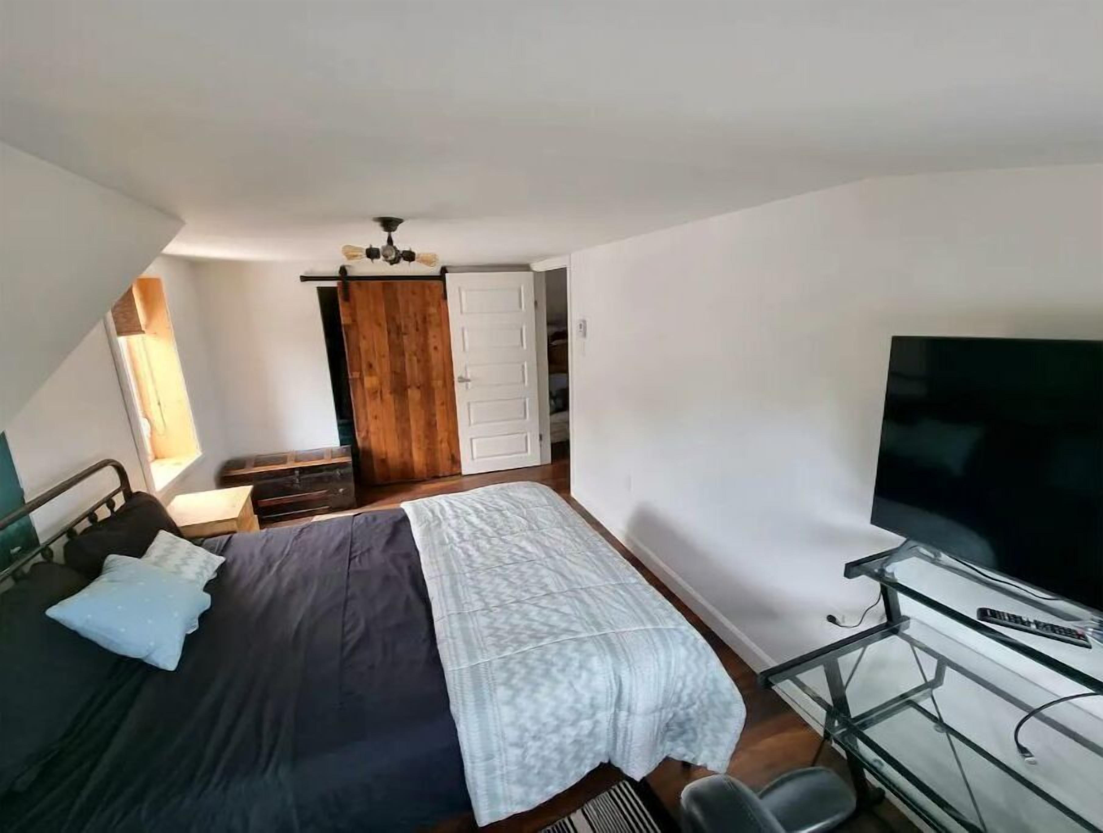 3 bedrooms, desk, iron/ironing board, free WiFi