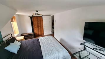 3 bedrooms, desk, iron/ironing board, free WiFi