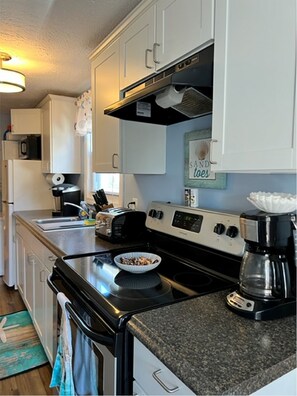 Kylskåp, mikrovågsugn, ugn och spishäll