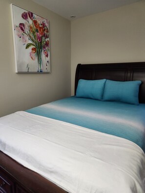 2 bedrooms, desk, iron/ironing board, free WiFi - Cozy semi-detached home just 5 miles from Washington, DC; near Pentagon. (Alexandria)