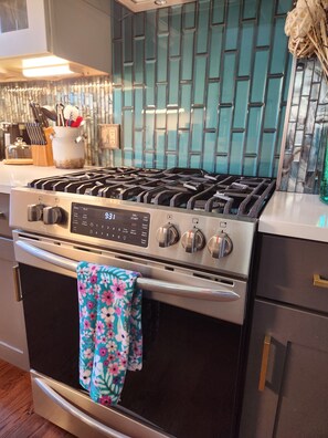 Køleskab, ovn, kogeplade, opvaskemaskine