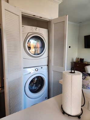 Interior - Cozy semi-detached home just 5 miles from Washington, DC; near Pentagon. (Alexandria)