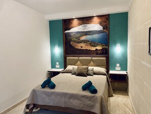 Habitación Deluxe | Sábanas de algodón egipcio, ropa de cama de alta calidad y minibar 