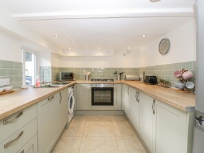 冰箱、洗碗机、电热水壶、烤面包机