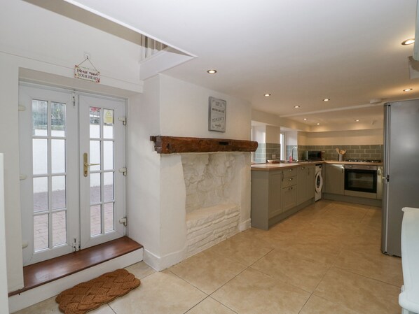 冰箱、洗碗机、电热水壶、烤面包机