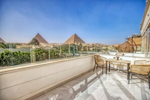 Sphinx Suite with Pyramids View | Terrace/patio