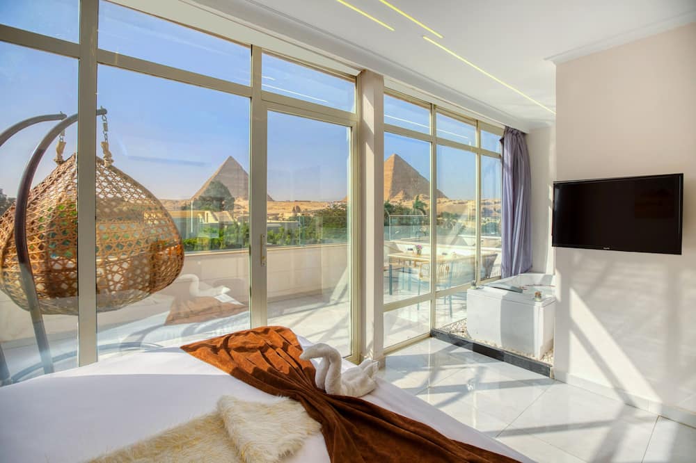 Tree Lounge Pyramids View INN, Sphinx Giza.