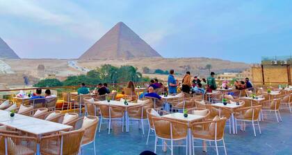Tree Lounge Pyramids View INN, Sphinx Giza.