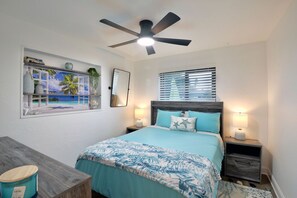 4 bedrooms, desk, iron/ironing board, travel cot - Cozi Beach House! <5 Min Walk to Beach and River. <8 Min Walk to Grocery & Cafe. (Daytona Beach)