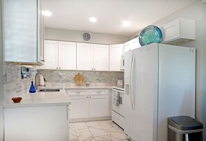 Fridge, microwave, oven, stovetop - Cozi Beach House! <5 Min Walk to Beach and River. <8 Min Walk to Grocery & Cafe. (Daytona Beach)