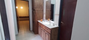 Haartrockner, Bidet, Handtücher, Seife