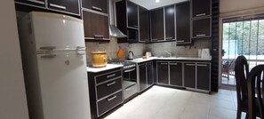 Cafetera y tetera, refrigerador, microondas y horno