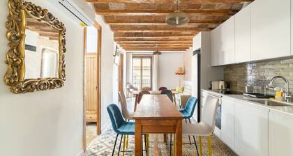 Piso 4 habitaciones en Ramblas Barcelona, lado Plaza Real, delante Museo Güell