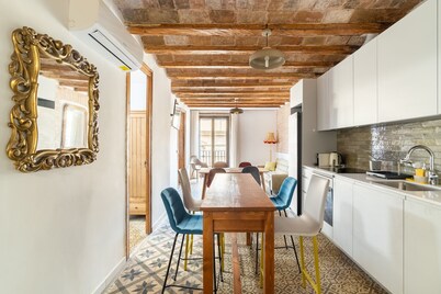 Piso 4 habitaciones en Ramblas Barcelona, lado Plaza Real, delante Museo Güell