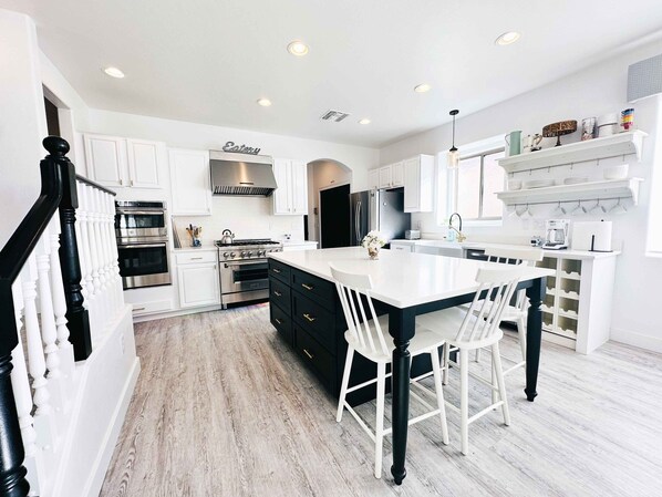 Fridge, microwave, oven, stovetop - Desert Blooms: Heated Pool & Spa - Winter Oasis (Tucson)