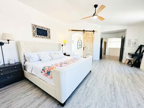 5 Schlafzimmer, Schreibtisch, Bügeleisen/Bügelbrett, Reisekinderbett