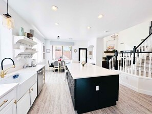 Fridge, microwave, oven, stovetop - Desert Blooms: Heated Pool & Spa - Winter Oasis (Tucson)