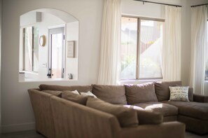 Smart TV, fireplace, books - Desert Blooms: Heated Pool & Spa - Winter Oasis (Tucson)