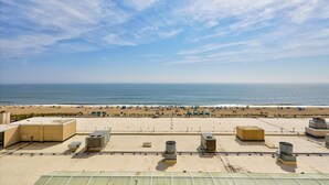 Una azotea con unidades de aire acondicionado y vista a la playa.