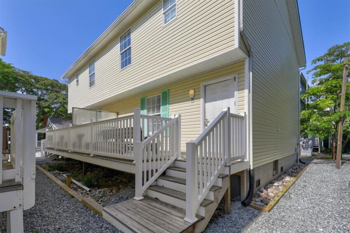 Parrot Bay Townhouse 28 is a Classic Downtown Beach Getaway for the family looki