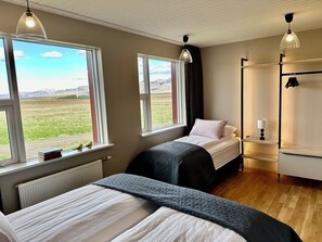 5 quartos, ferros/tábuas de passar roupa, berço de viagem