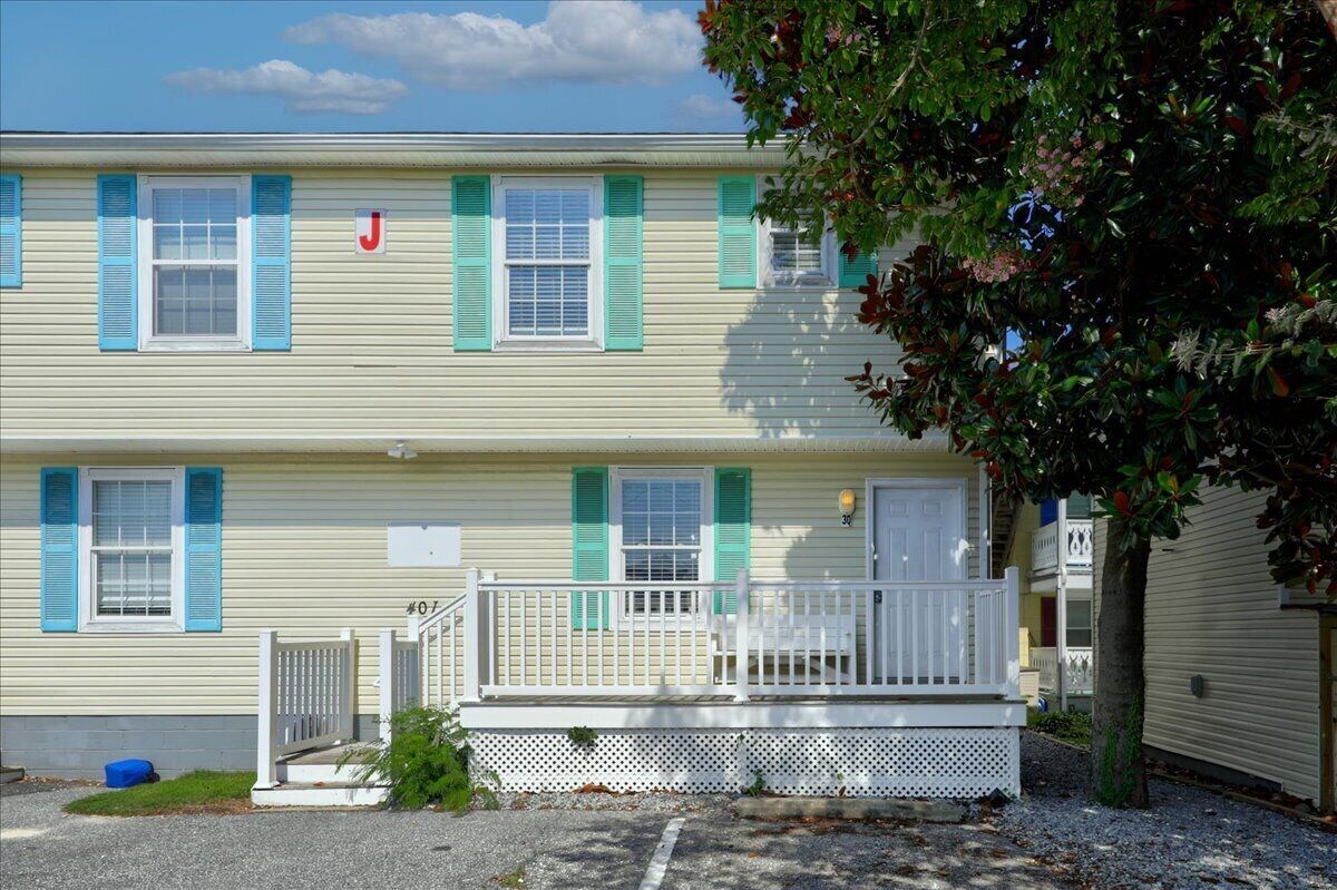 Parrot Bay Townhouse 30 is a Classic Downtown Beach Getaway for the family looki