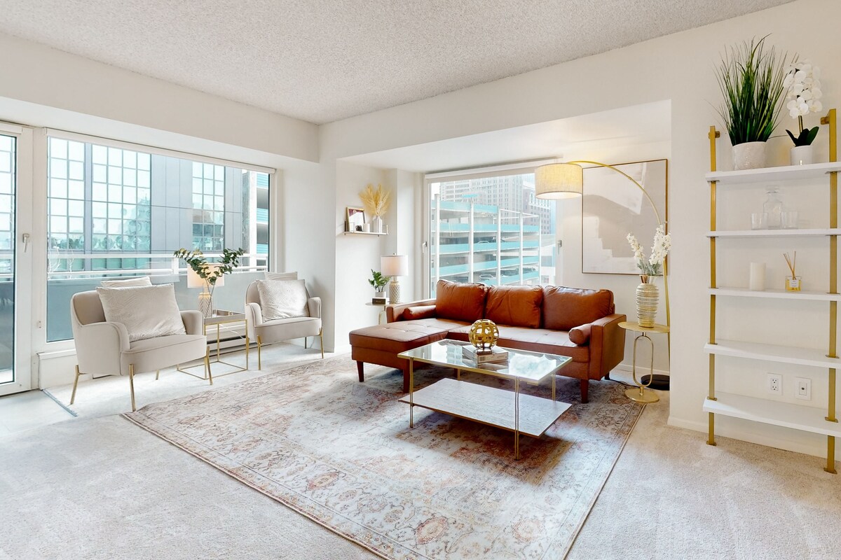 Luxury corner condo with city views, indoor pool & gym - 1 block from Pike Place