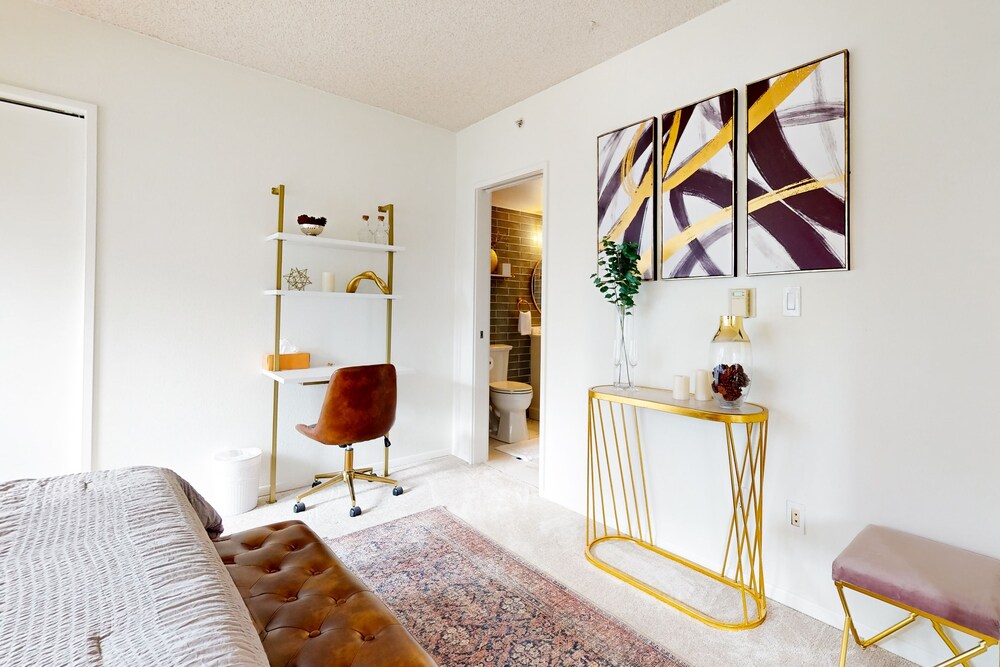 Luxury Corner Condo With City Views Indoor Pool Gym 1 Photo Inspiration
