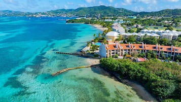 Une station balnéaire dotée de villas en bord de mer, d’eaux turquoise cristallines et d’une végétation luxuriante.