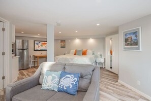 1 habitación, escritorio, tabla de planchar con plancha y cuna de viaje 